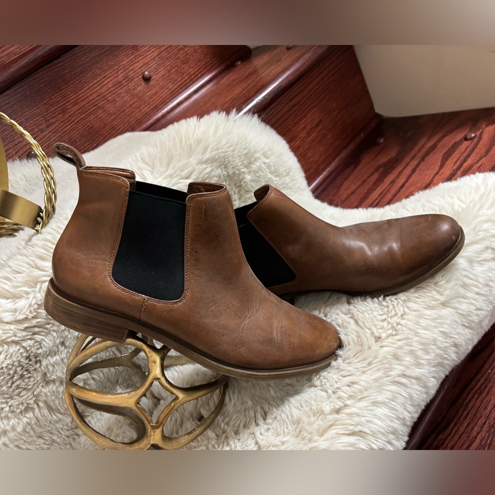 CLARKS Genuine Cognac Leather Ankle Boots in GUC
Size Women’s US 8.5
